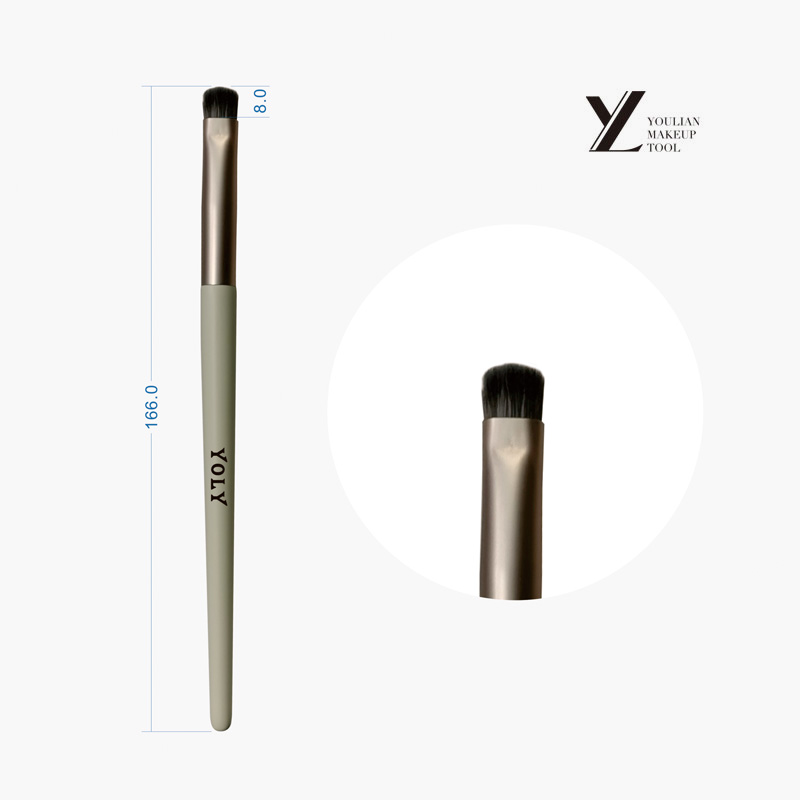 Bagaimana saya perlu membersihkan berus eyeliner saya selepas digunakan?