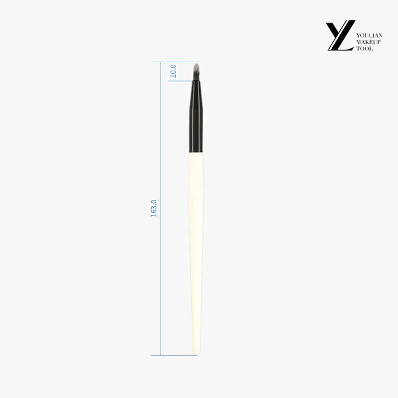 Berus concealer berbentuk pensil